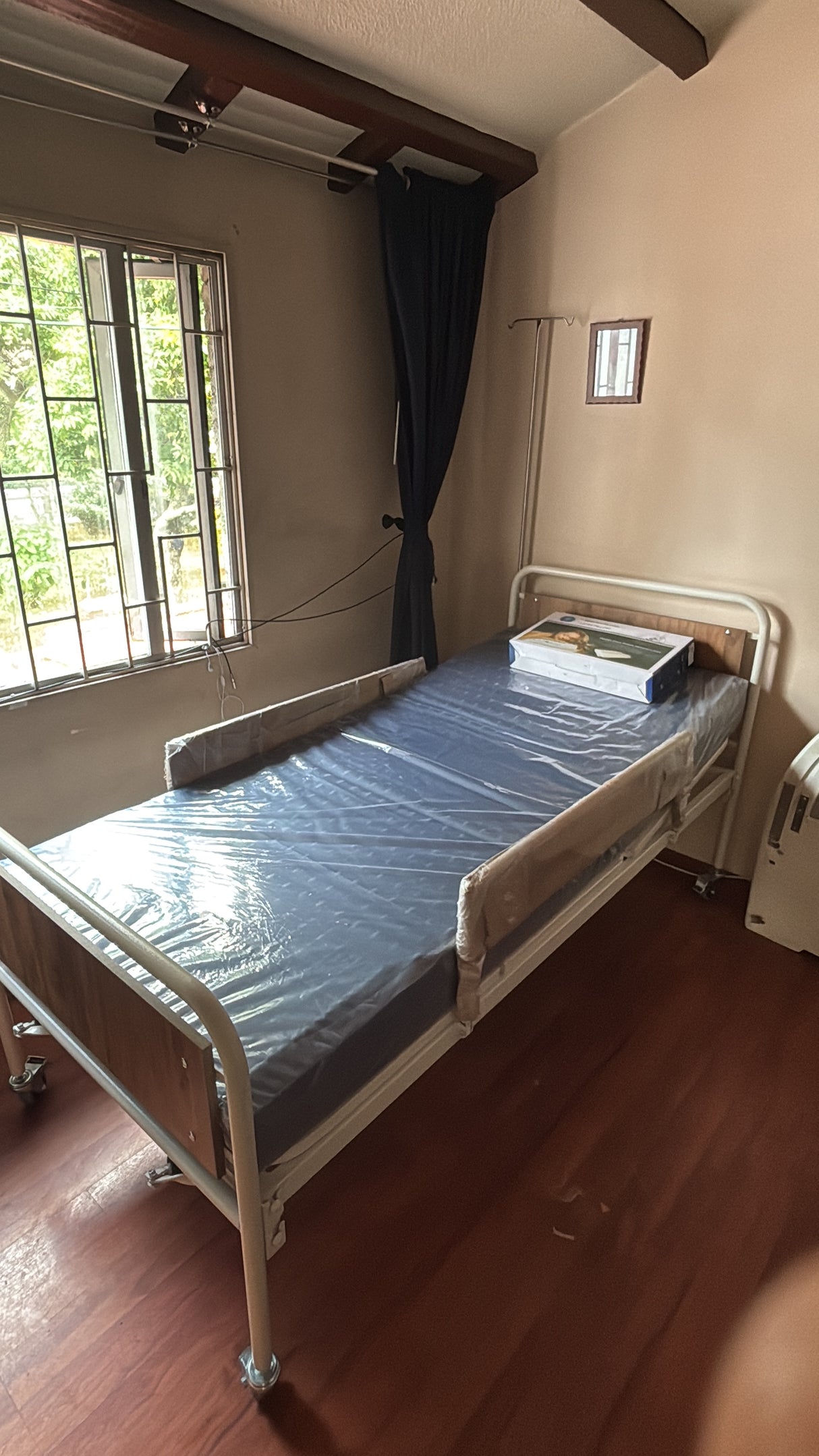 Cama Hospitalaria Mecánica Tres Planos de Lujo + Colchón Hospitalario Antiescaras + Almohada Memory