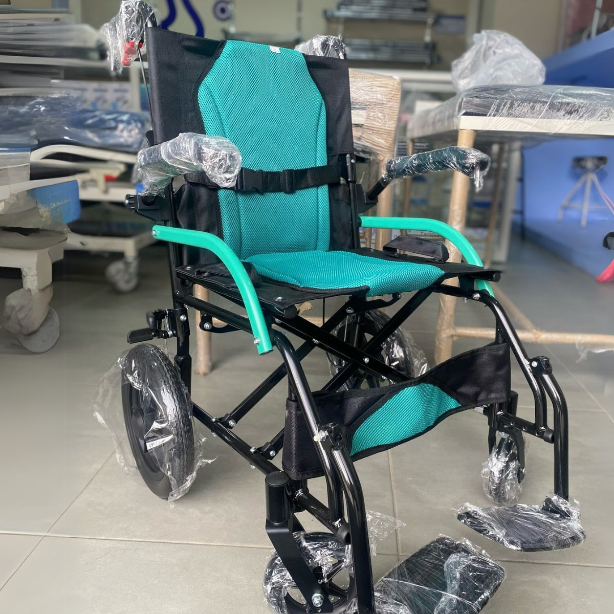Silla de Ruedas Estándar en Aluminio Brazos Fijos Rueda 12 Pulg Verde