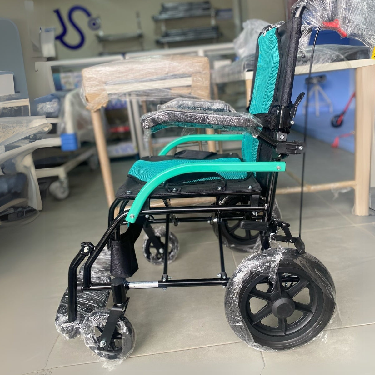Silla de Ruedas Estándar en Aluminio Brazos Fijos Rueda 12 Pulg Verde